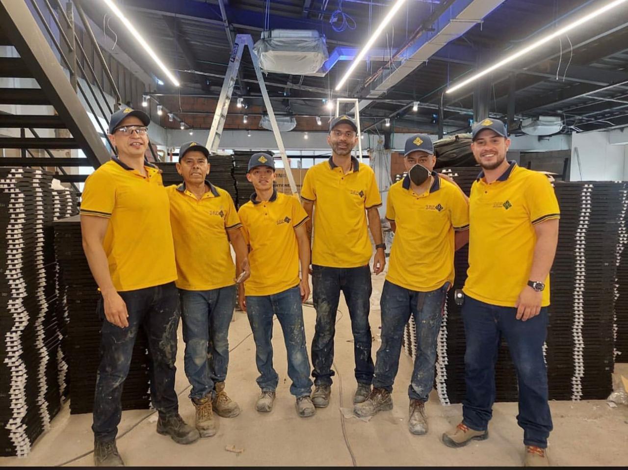 Equipo de instaladores de SBP INSTALACIONES SAS en obra, aplicando pisos laminados.